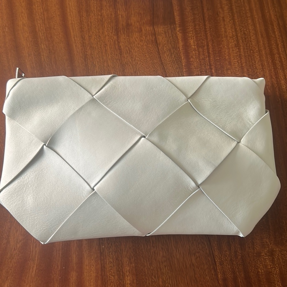 White Bottega Veneta zip-top clutch